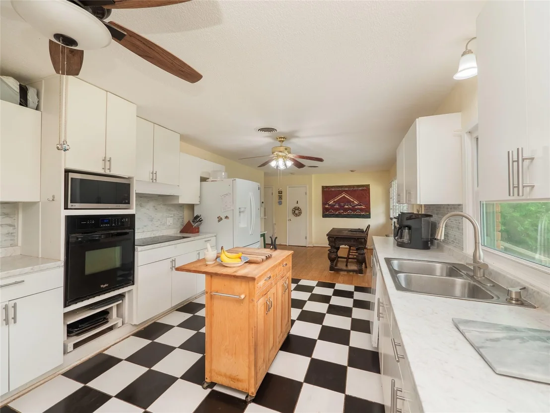 Photo of 700 Lewis DR