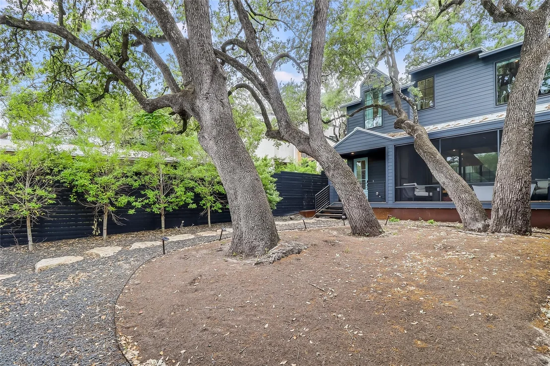 Photo of 1402 Drake Ave