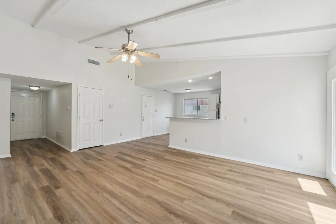 Photo of 3105 Lakeside DR