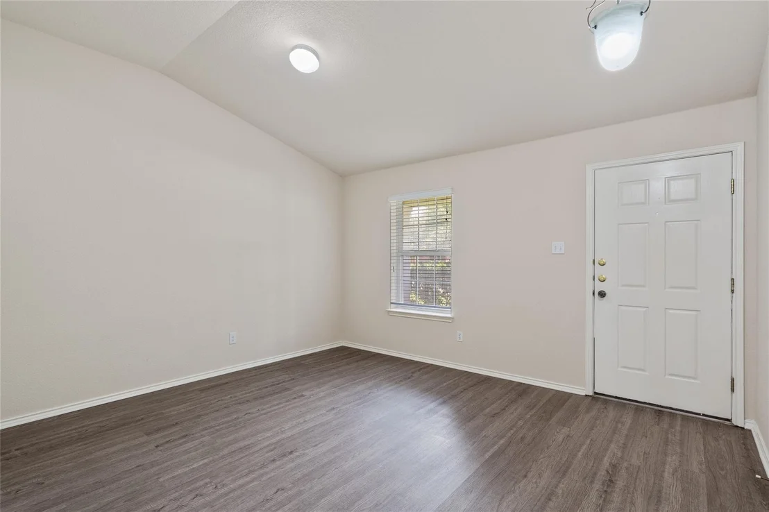 Photo of 3924 Links LN