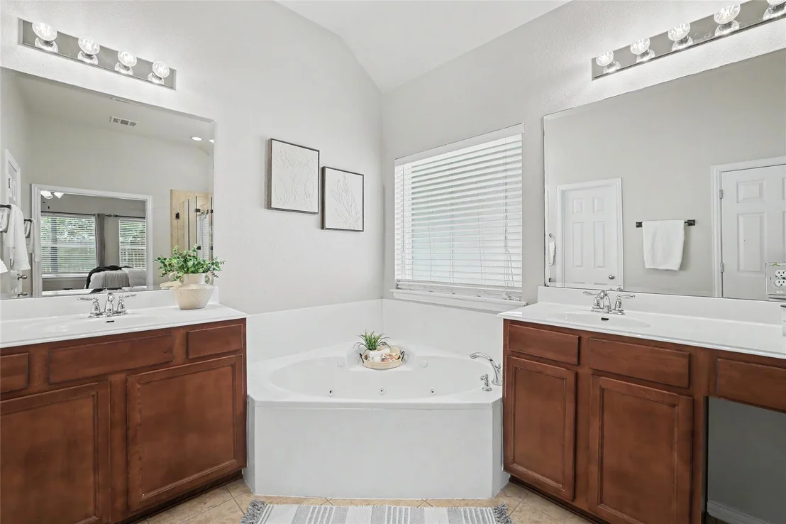 Photo of 903 Madrone DR