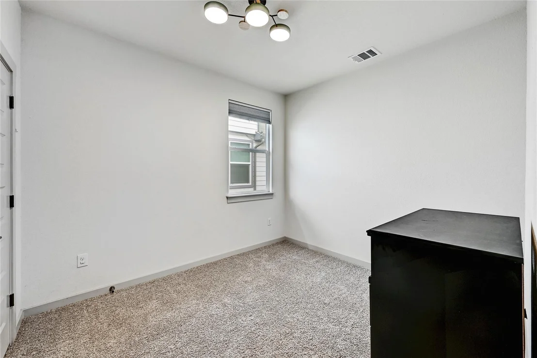 Photo of 8000 Linnie LN