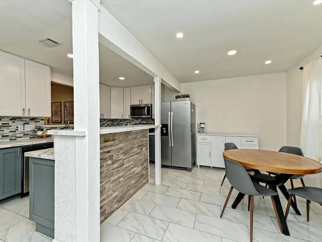 Photo of 1900 Mirabeau ST