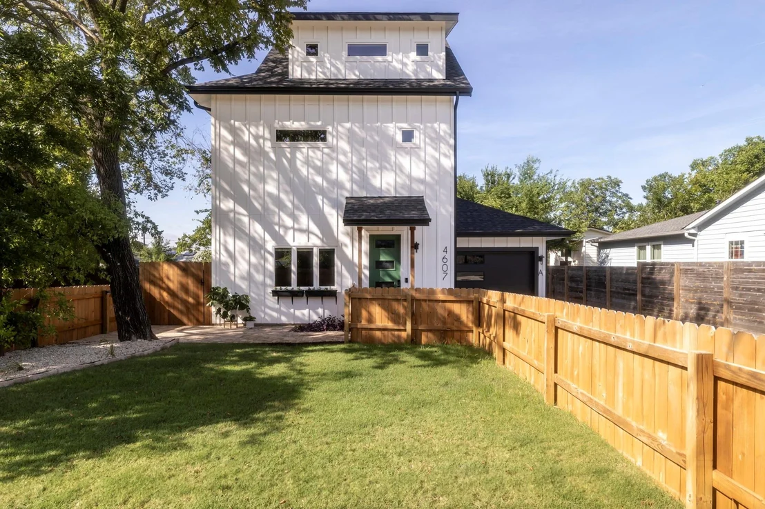 Photo of Unit A at 4607 Leslie Ave