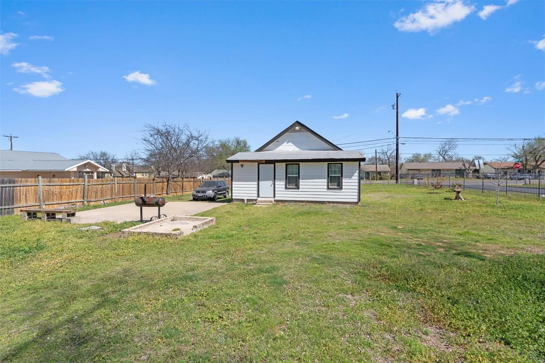 Photo of 401 Eberhart LN