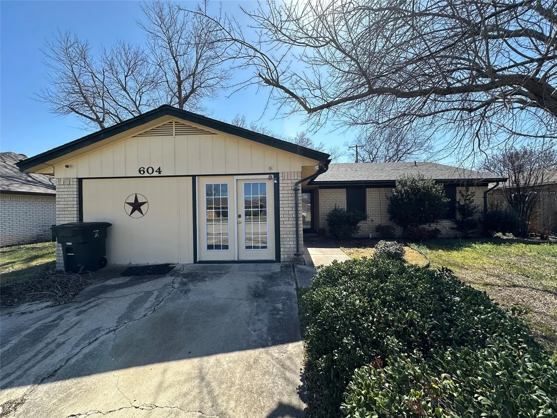 Photo of 604 Colonial LN