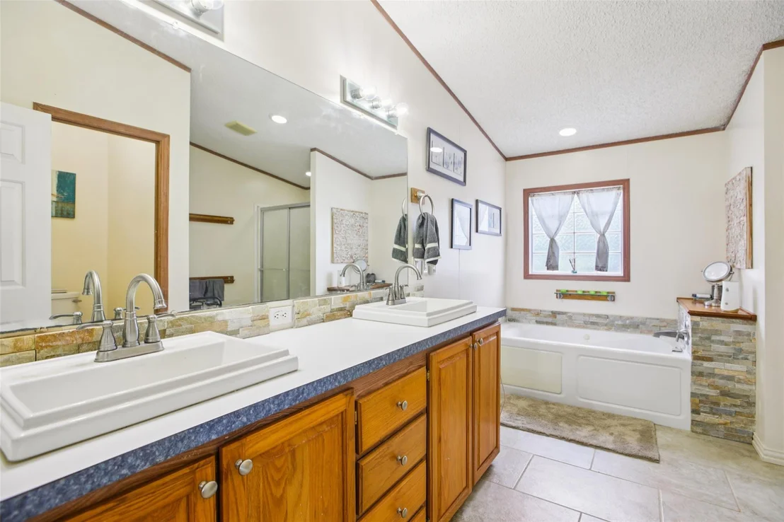 Photo of 372 Hofferek RD