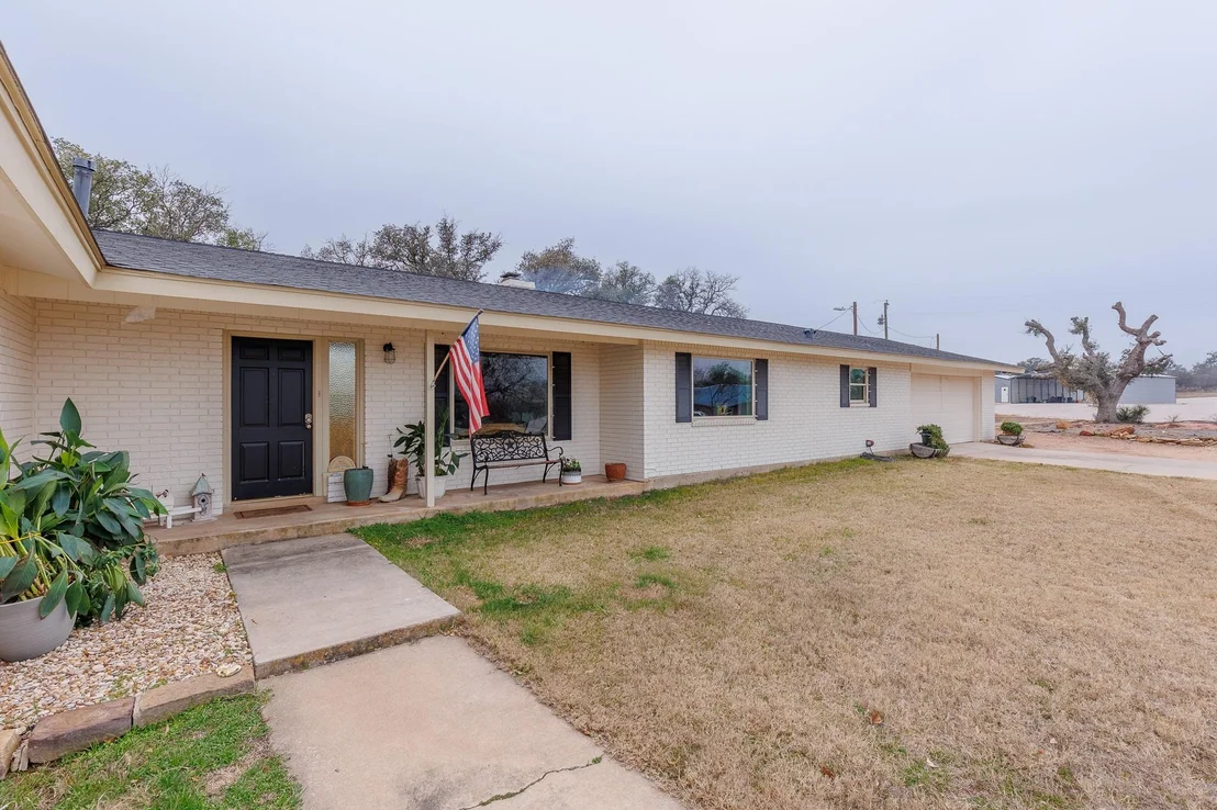 Photo of 2340 E State Highway 71