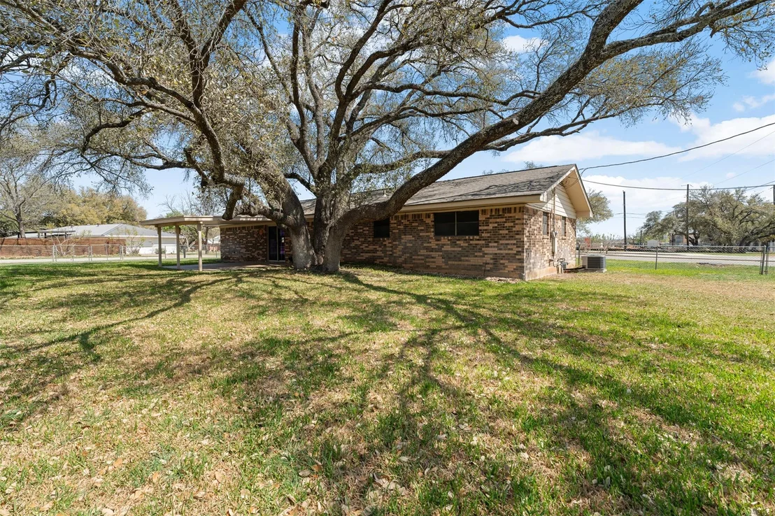 Photo of 305 Shannon LN