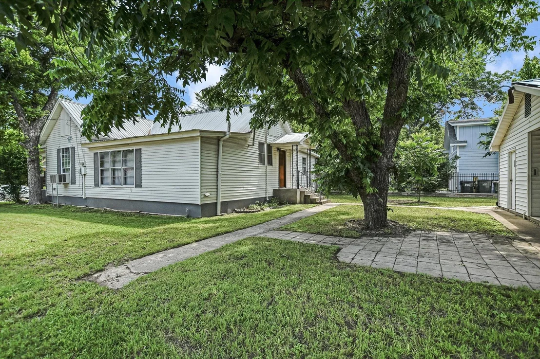 Photo of 312 W 10th ST