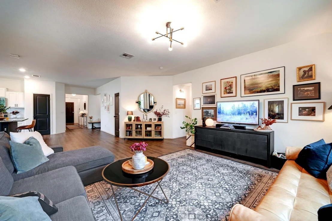 Photo of 100 Jackson Blue LN