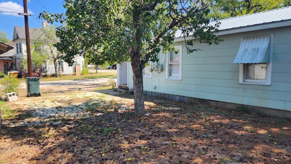 Photo of 413 N Avenue D Ave