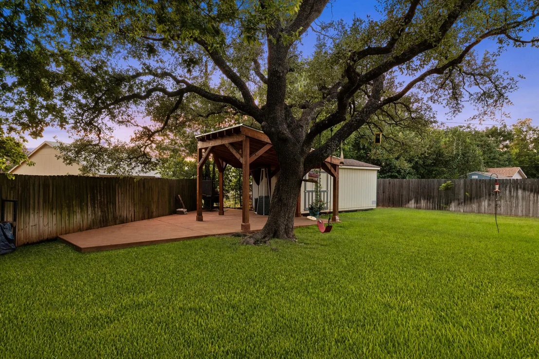 Photo of 1904 Oakridge DR