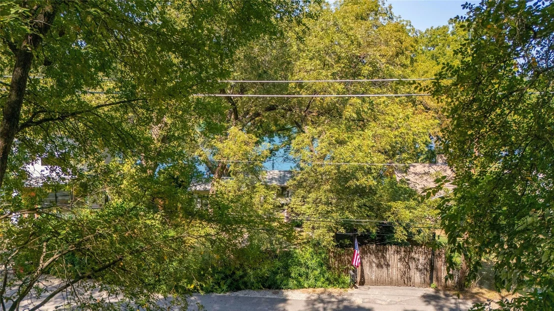 Photo of 2805 Edgewater DR