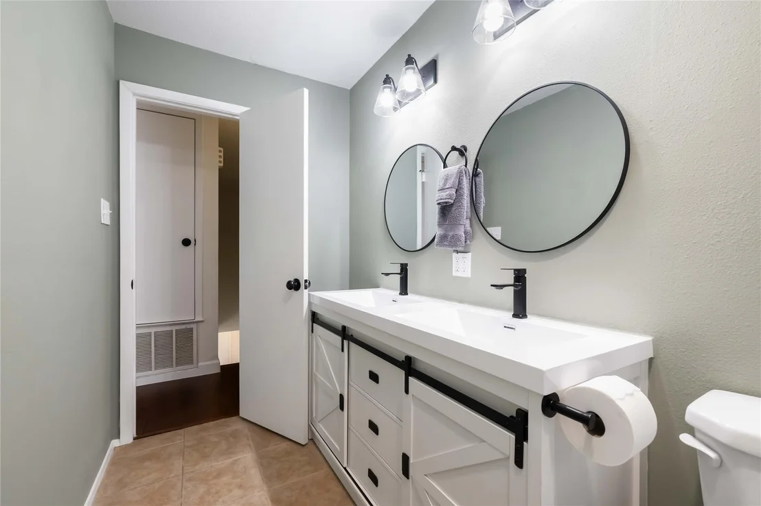 Photo of Unit B at 1703 Waterloo TRL