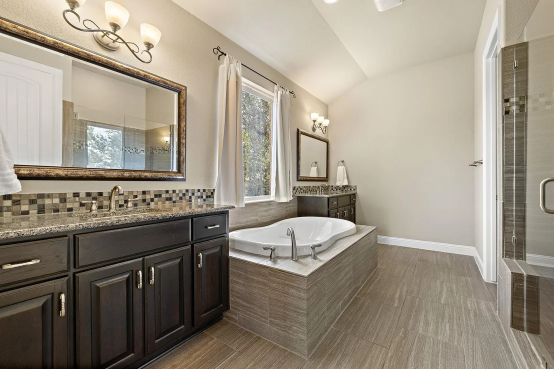 Photo of 1008 Jonathan CV