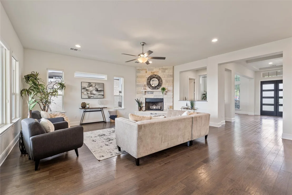 Photo of 412 Lindale CV