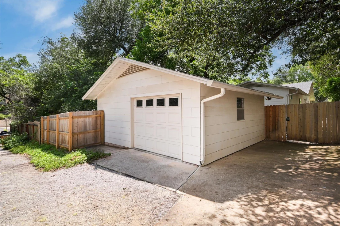 Photo of 605 Deep Eddy Ave