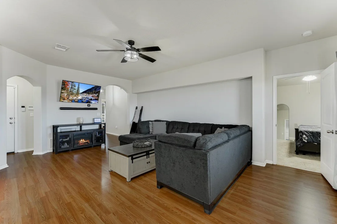 Photo of 725 Pinnacle DR