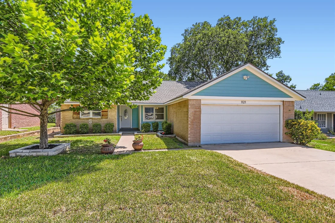 Photo of 1121 Stoneoak LN