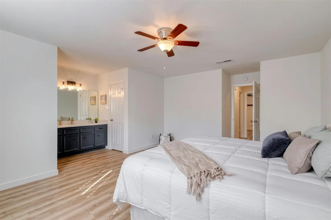 Photo of 1000 Spring Tree ST