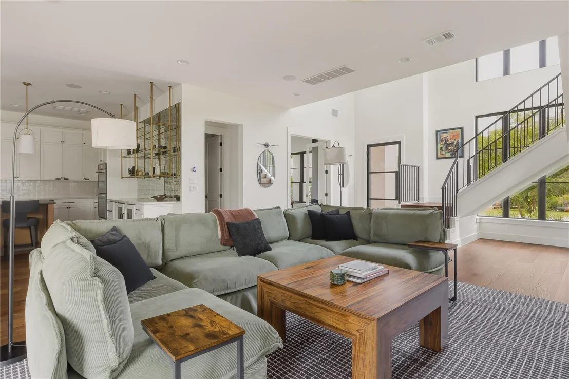 Photo of 705 W 10th ST