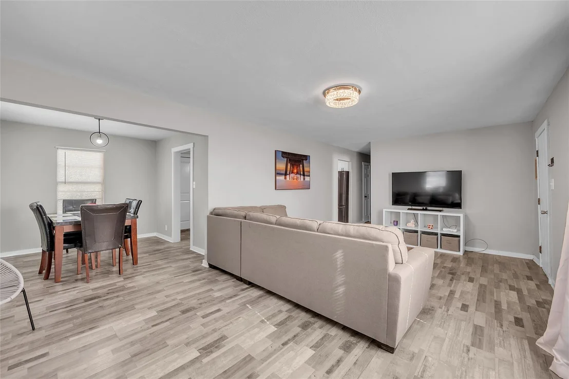 Photo of 1001 W 8th ST