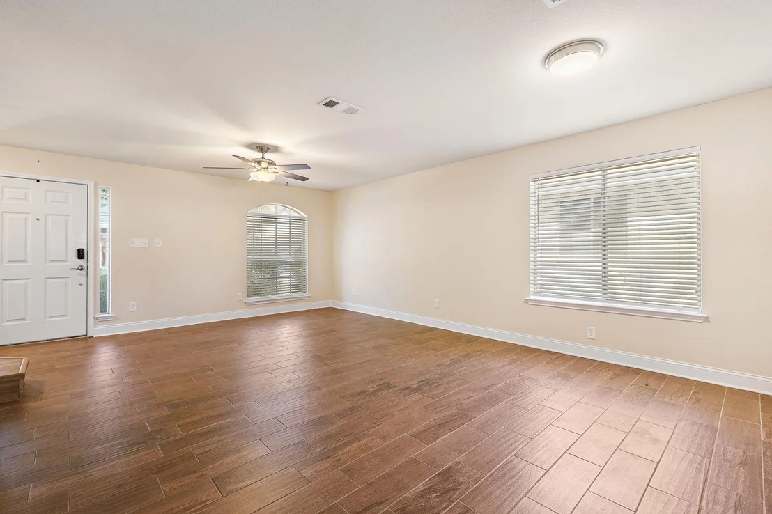 Photo of 1007 LAURELLEAF DR