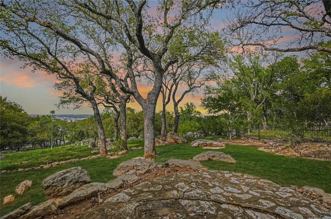Photo of 900 Sharp Rock