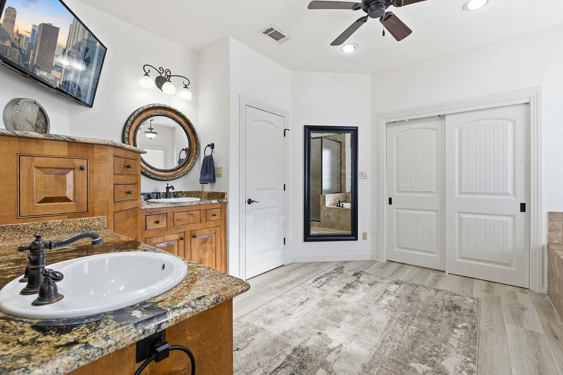 Photo of 308 Oak Plaza CV