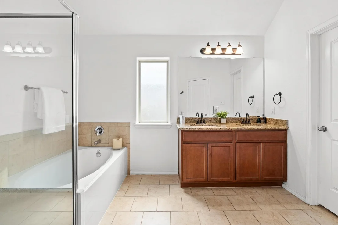 Photo of 160 Vermilion Marble TRL