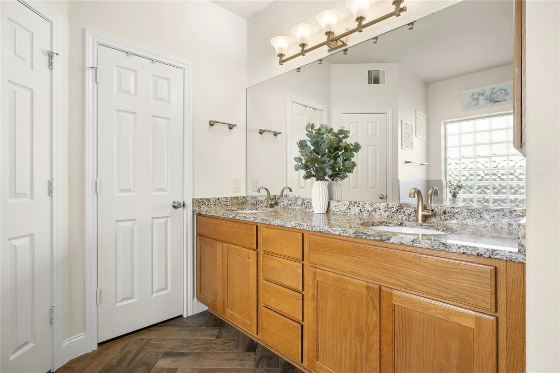 Photo of 1104 Bethpage DR