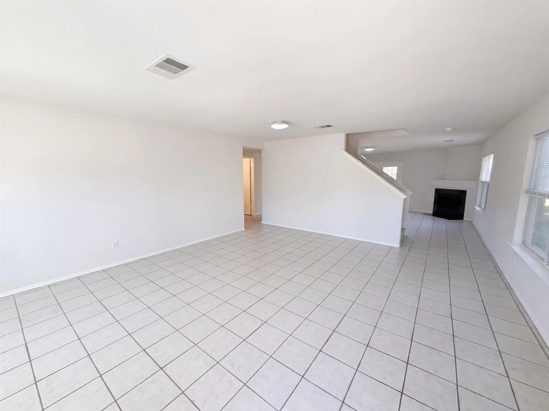 Photo of 305 Edgewood CV