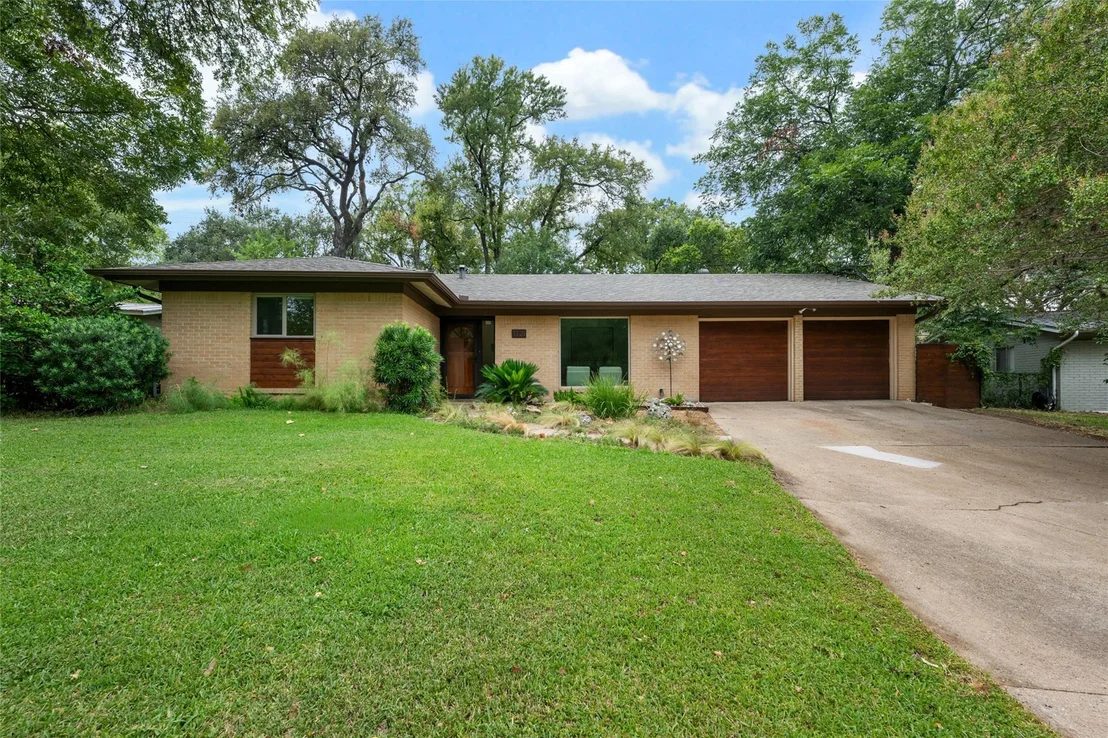 Photo of 1721 Deerfield DR
