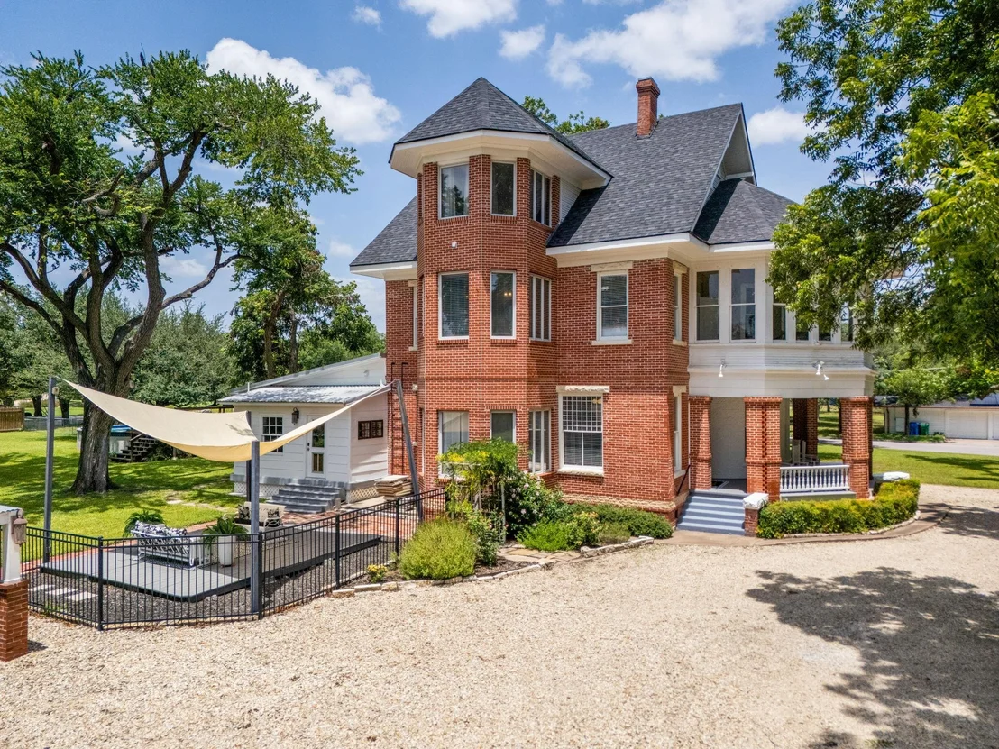 Photo of 1220 W Lake DR