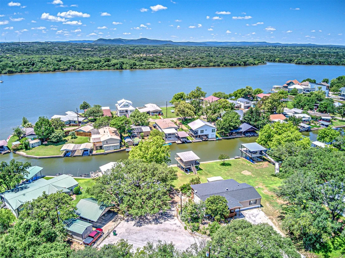 Photo of 702 Liveoak RD