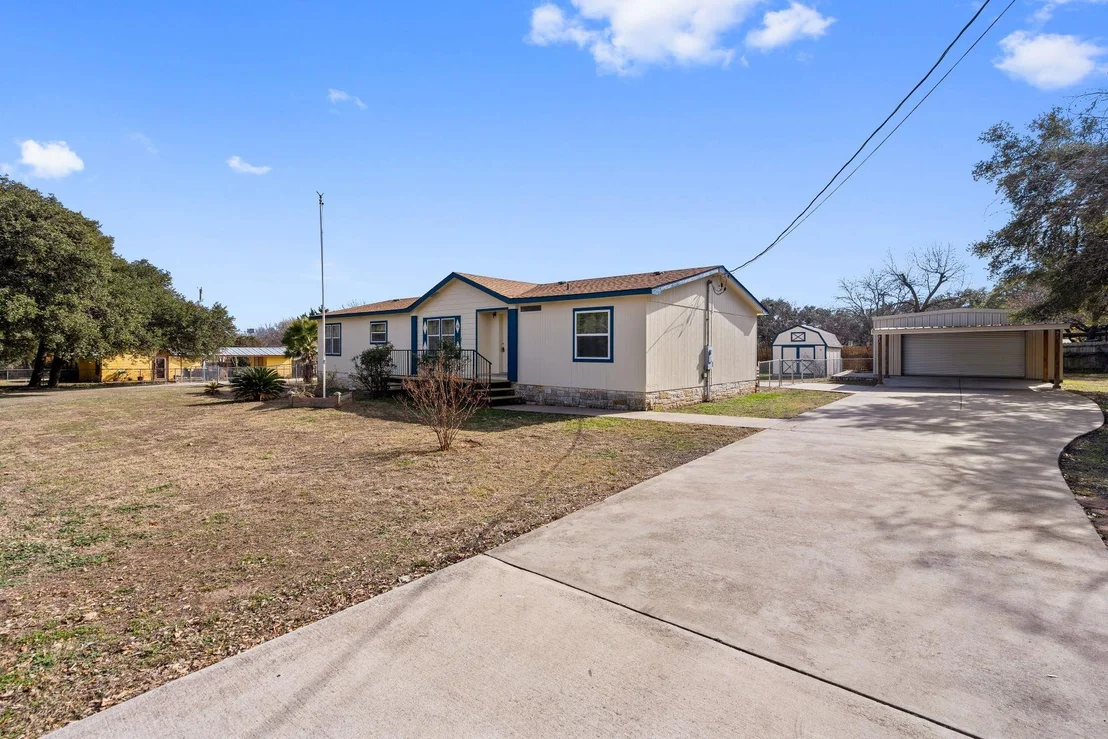 Photo of 502 E Pecan DR