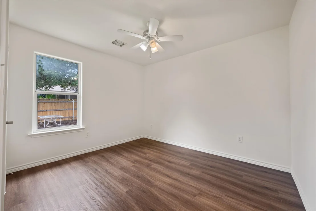 Photo of 104 Live Oak CIR