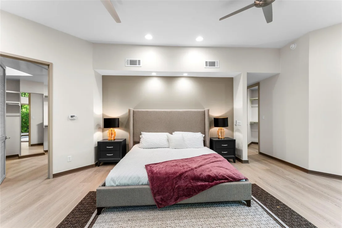 Photo of 3001 White Oak DR