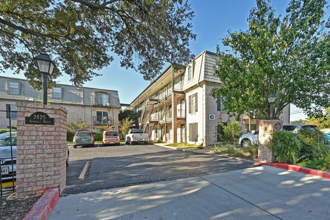 Photo of Unit 28 at 2425 Ashdale DR