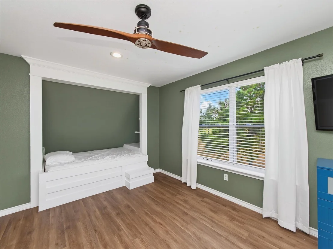 Photo of 245 Country LN