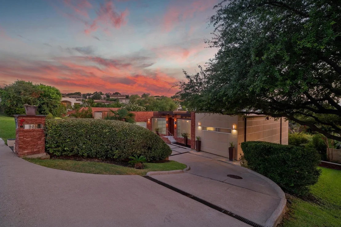 Photo of 105 Edgewater CV