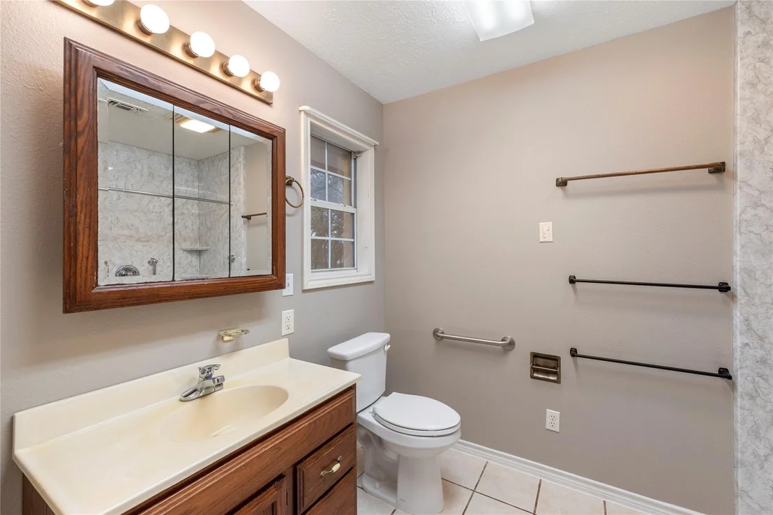 Photo of 1050 Oak Grove RD