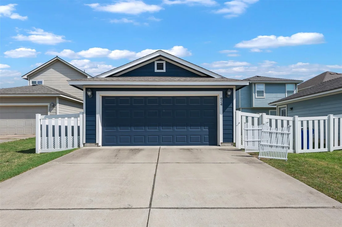 Photo of 924 Lost Pines LN