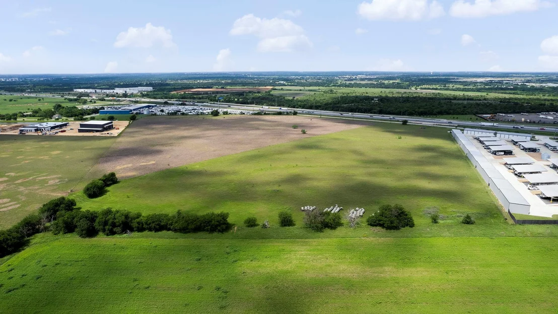Photo of 6100 N Interstate 35 - 7 Acres