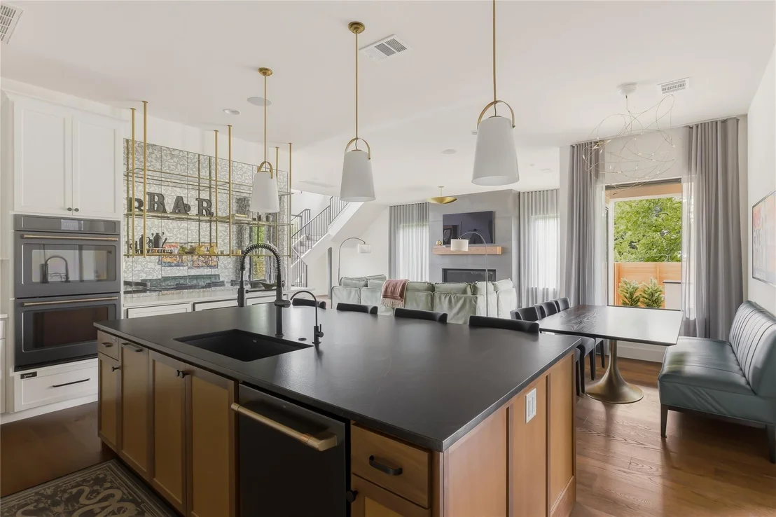 Photo of 705 W 10th ST