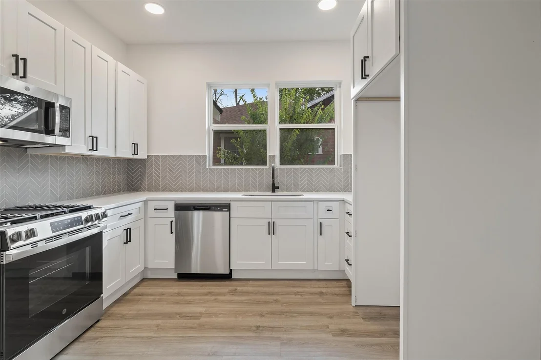 Photo of 707 W 7th ST