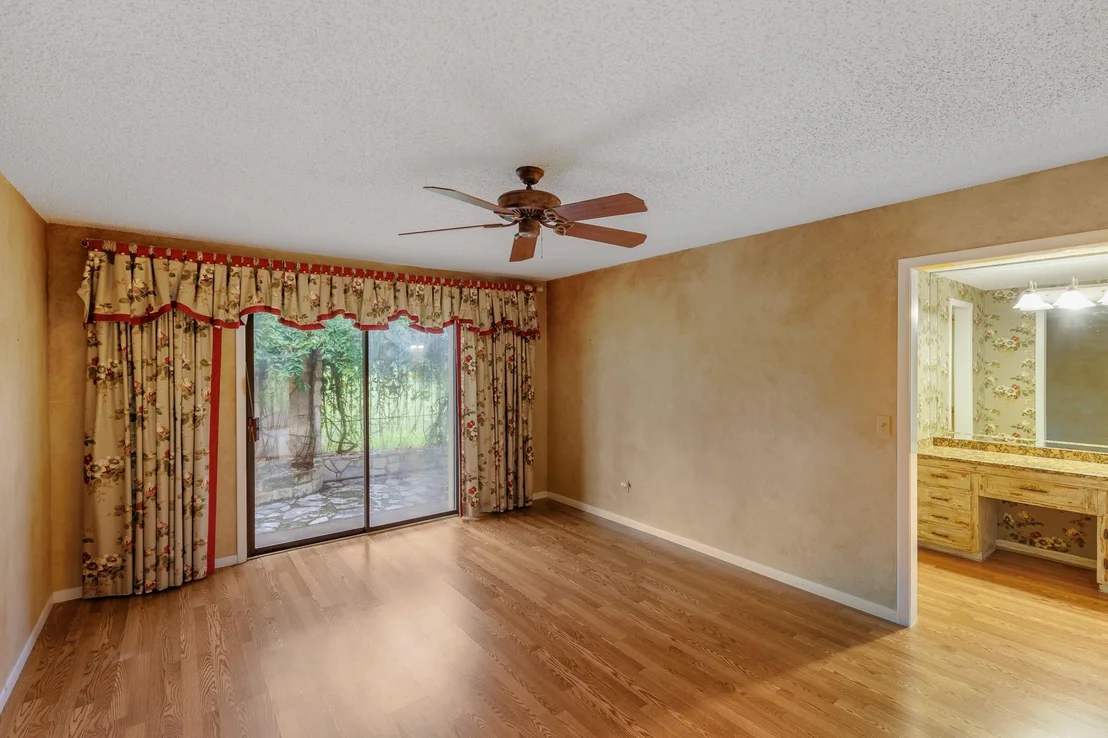 Photo of 2820 Aurora