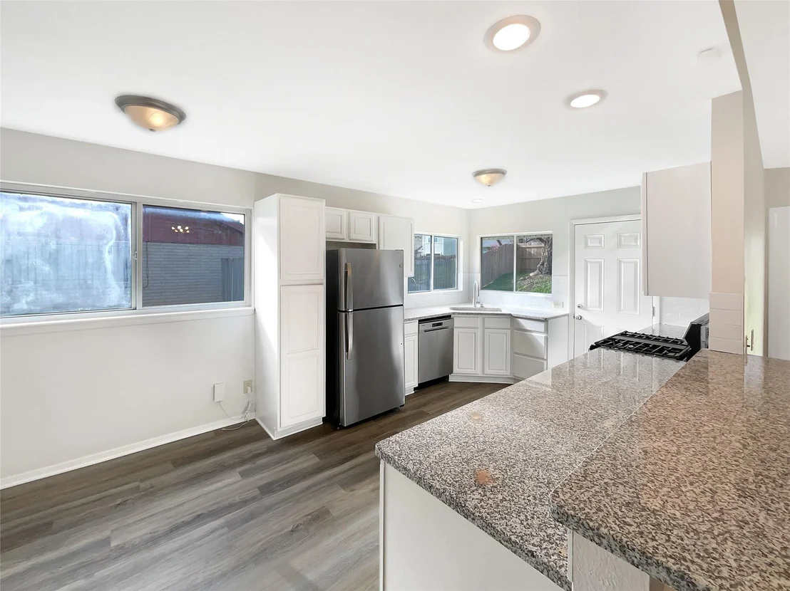 Photo of 3105 Lakeside DR