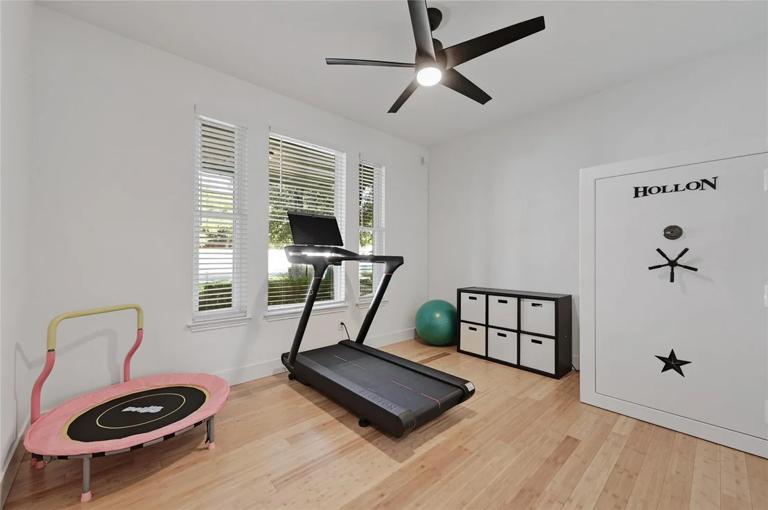 Photo of 329 Cullen BLVD
